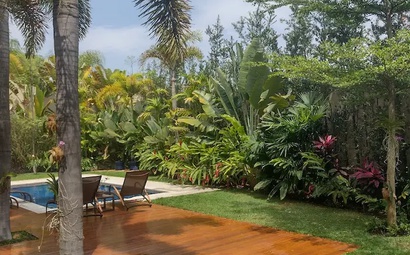 Gramado clientes Itograss Lucio Costa Gramado sendo visto ao lado de piscina com várias plantas ao redor
