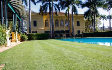 Foto de casa com grama zeon Foto de uma casa com o gramado de Grama Zeon aparada e piscina ao lado