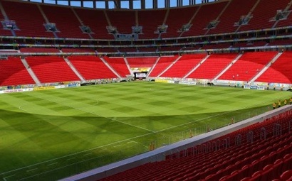 None campo de futebol com gramado natural