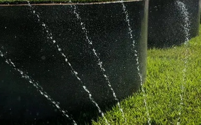 Sistema de irrigação funcionando Sistema de irrigação ativo e regando a grama