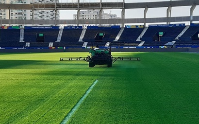 Pulverização de gramado de futebol Pulverização de gramado com equipamento mecanizado