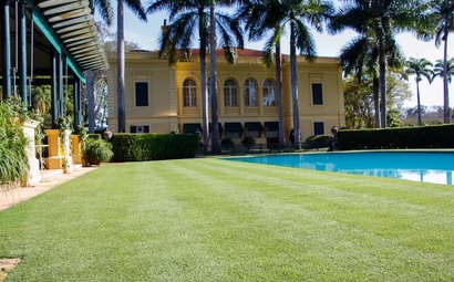 Foto de casa com grama zeon Foto de uma casa com o gramado de Grama Zeon aparada e piscina ao lado