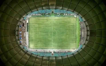 Gramado fonte nova sendo visto de cima Gramado fonte nova sendo visto de cima enquanto está com as arquibancadas vazias, mostrando apenas o gramado