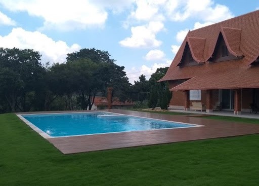 Piscina com grama Grama ideal para usar em borda de piscinas