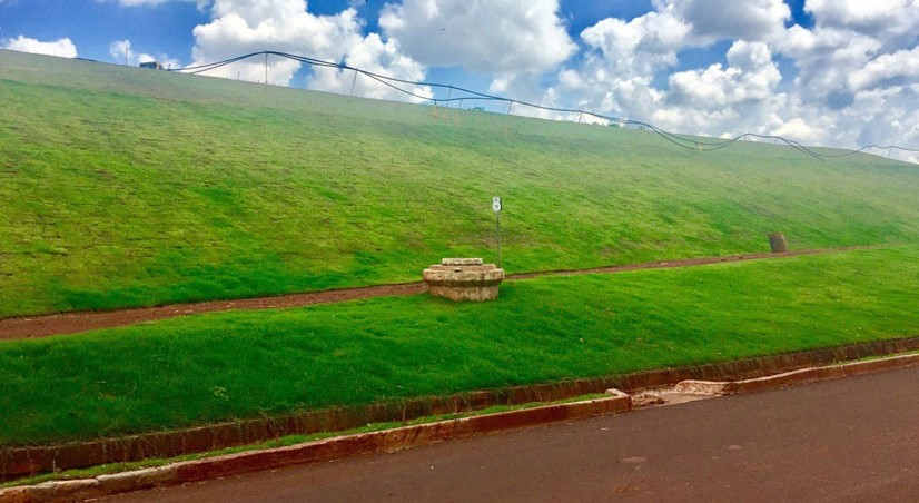 Aterro sanitário com grama Esmeralda Imperial Itograss Aterro sanitário com grama Esmeralda Imperial Itograss